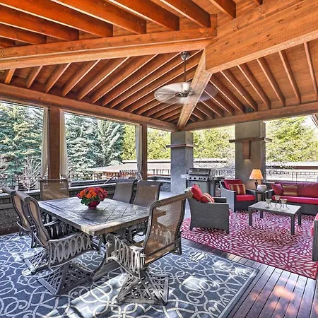 Spacious Luxury Retreat With Private Hot Tub And Pool!